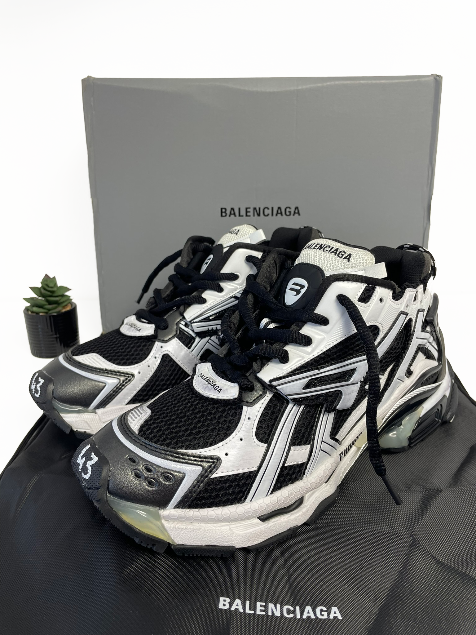 Balenciaga Runner Black/White Sneakers SNKRSWC