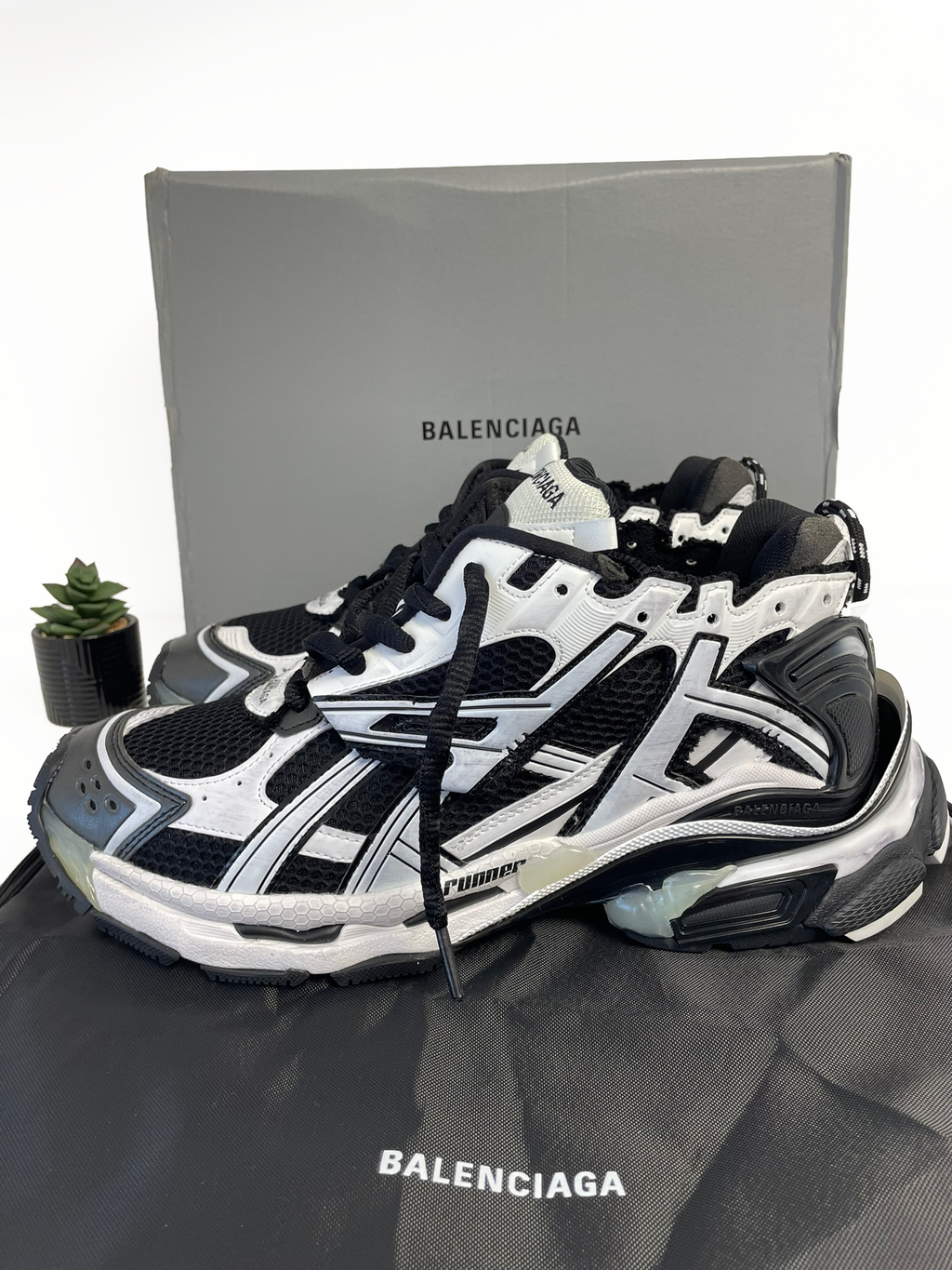Balenciaga Runner Black/White Sneakers SNKRSWC