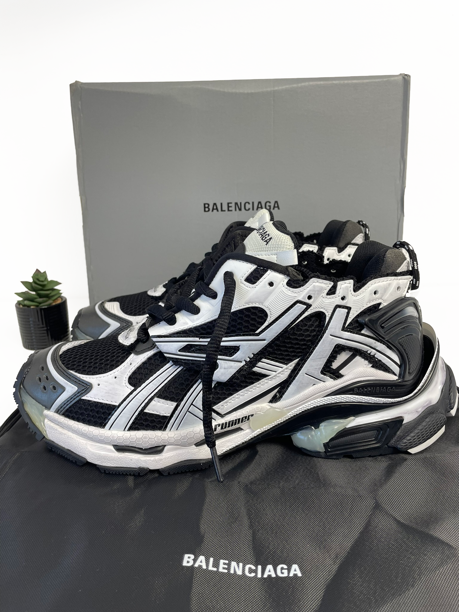 Balenciaga Runner Black/White Sneakers SNKRSWC