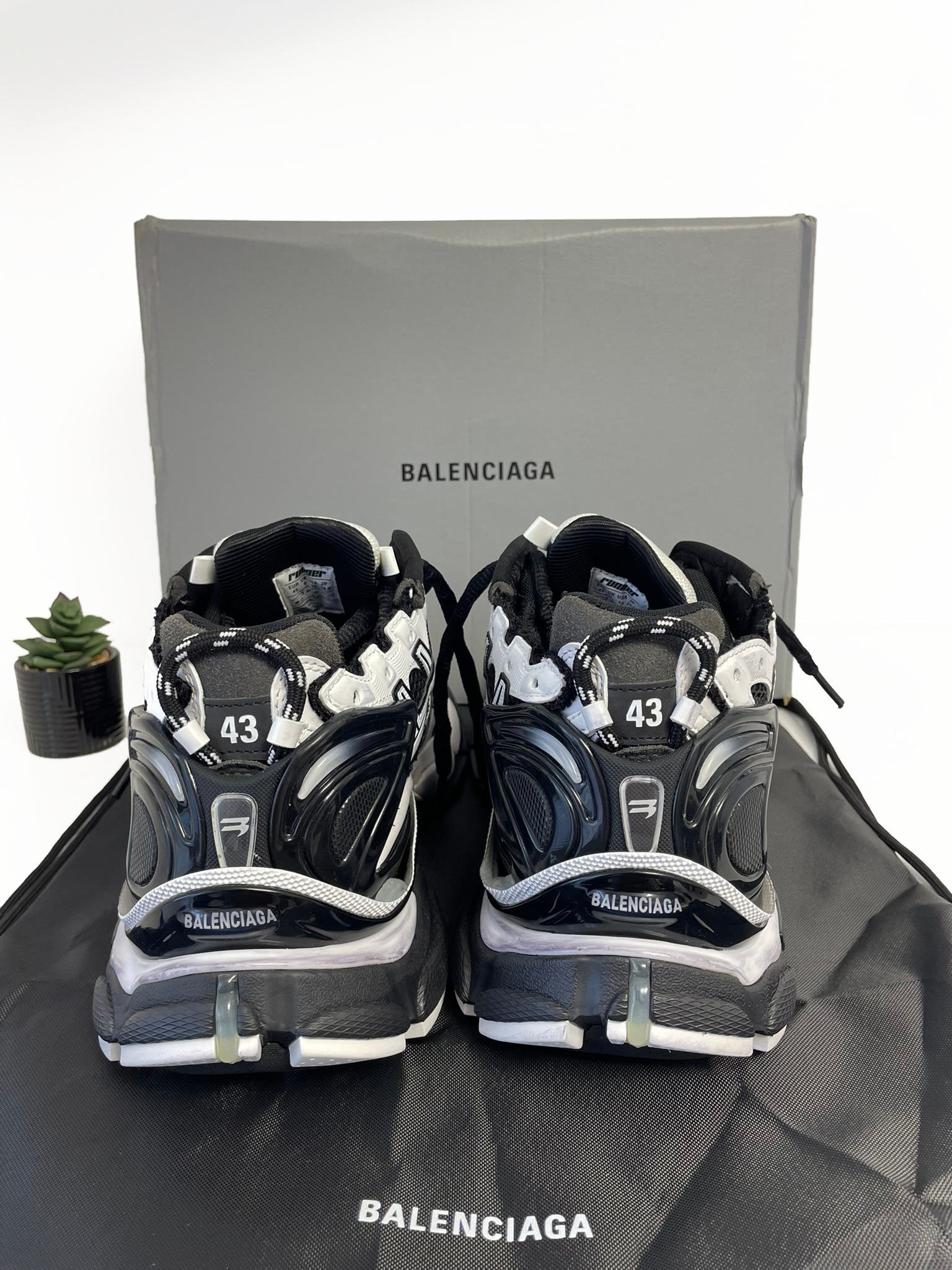 Balenciaga Runner Black/White Sneakers SNKRSWC